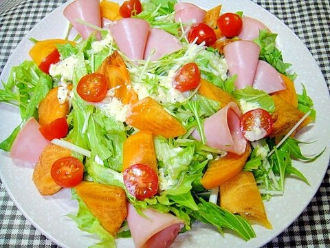 柿とハム水菜レタスのカラフルサラダ